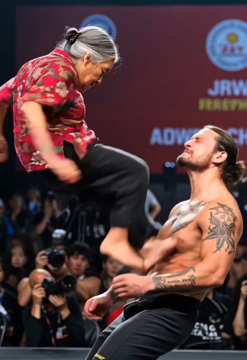 The old lady used her Qinggong skills on the spot#qinggong #funny #kungfu #wushu #handsome #master 