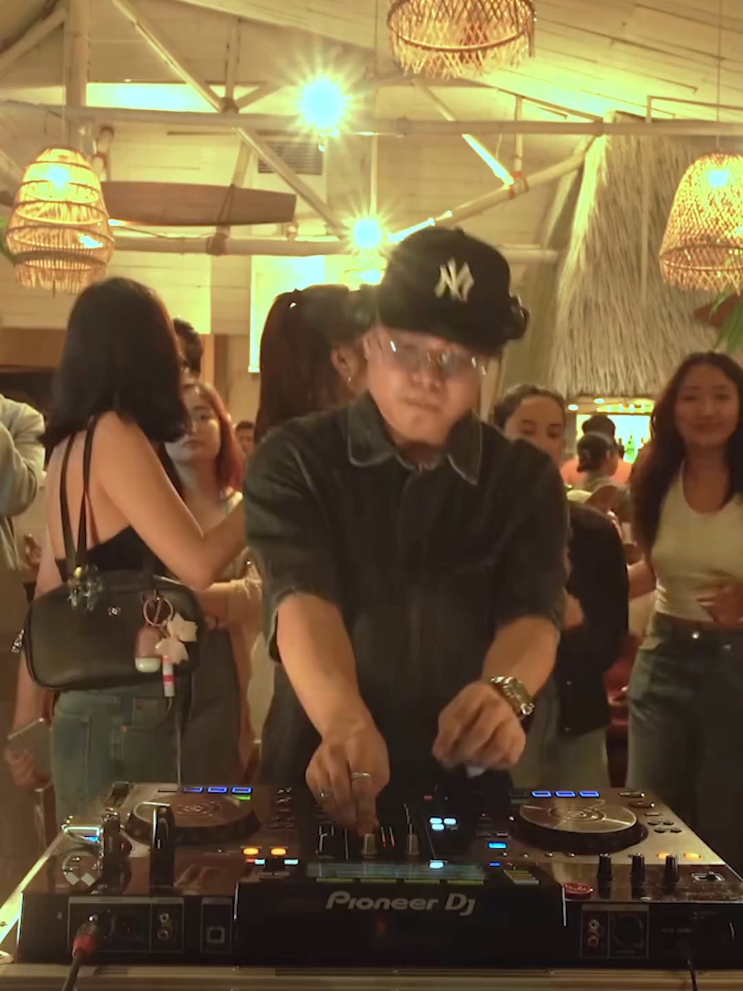 YANG INI BERBEDA 🙌🏻#soberparty #djing #mixing #party #coffeeparty #djremix