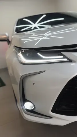 Corolla híbrido, estilo e economia são tudo! Criei esse modelo no CapCut pra deixar seu vídeo com cara de cinema 🎬 Se você curte carro, vibe futurista e edição braba… esse é o template que vai te colocar na pista 🛣️ 👉 Usa o modelo no CapCut e mostra tua versão! #CapCutBrasil #ToyotaCorolla #VideoEstilo #CarrosHíbridos #lojadecarros 