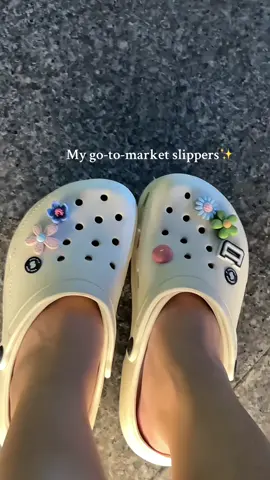 super comfy!! ✨ #crocs #affordablecrocs 