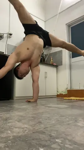 Quớ ơ ơ ờ ơ ơ ơ ớ ớ ơ #barononhands #handstand 