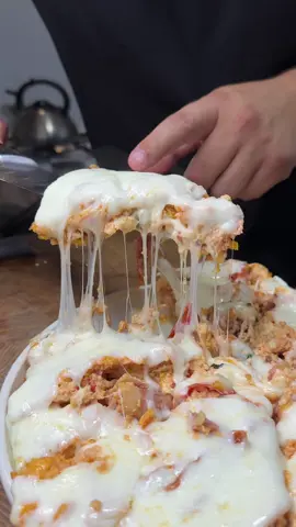 🍅 Італійська фріттата по-нашому — коли рятуєш продукти і сімейний сніданок 😅 ⠀ Ситуація стандартна: Донька прибігає: — «Тату, тату… там мама знову псує продукти!» Я миттю кидаю все і лечу на кухню 🚀 ⠀ Готую томатну фріттату у фірмовому стилі: 🧅 Нарізаю цибулю, солодкий перець, помідори, додаю трохи хамону або бекону. 🧈 На вершковому маслі обсмажую всі інгредієнти + жменю шпинату. ⠀ Аня дивиться і питає: — «Це ж томатна фріттата? А що ти лише 2 помідори порізав?» Тут я дістаю томатне пюре «Маленький кухар» @malenkyi_kukhar у дой-паку 200 г. — «Секрет томатного смаку — стиглі українські томати у зручному пакуванні. Оце буде по-справжньому!» 🍅 ⠀ Додаю пюре, збиваю яйця з молоком і сиром, заливаю в пательню. Трохи підсмажуємо на маленькому вогні, потім у духовку: 200°C, 10 хвилин. ⠀ Результат? Ароматна, соковита фріттата з насиченим томатним смаком. Те, що треба для сніданку, обіду чи навіть вечері 😋 ⠀ #ІгорШпигунов #igor_shpigunov1 #Фріттата #ТоматніРецепти #СніданокПоІталійськи