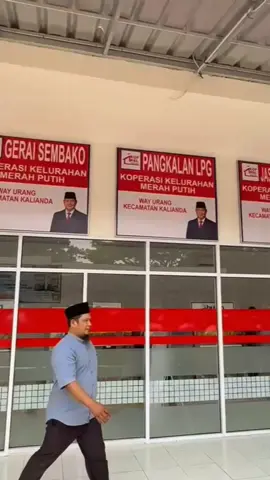 Zulhas berpesan kepada pengurus Kopdes untuk bekerja jujur, rajin, dan benar. Ia menekankan bahwa keuntungan koperasi harus dikelola dengan baik untuk menambah modal dan menyejahterakan masyarakat desa. #menkopangan #bantupanganbanturakyat #KopdesMerahPutih #ZulkifliHasan #PartaiAmanatNasional 