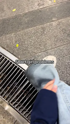 jeans + rain #shortgirlproblems #height #problemas #jeans #shortgirl@zâll 