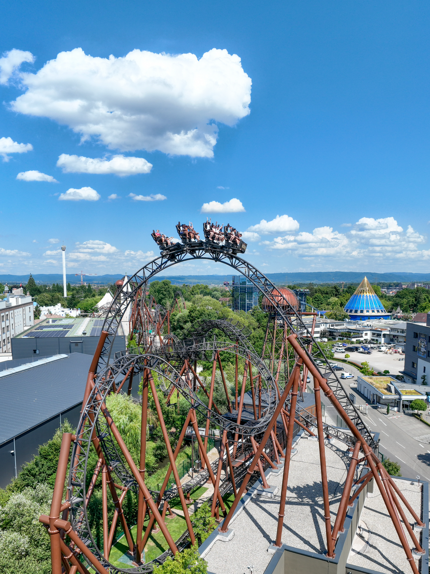 Those who don't comment don't like rollercoasters! 🤪 #EuropaPark #themepark #rollercoasterday #rollercoaster