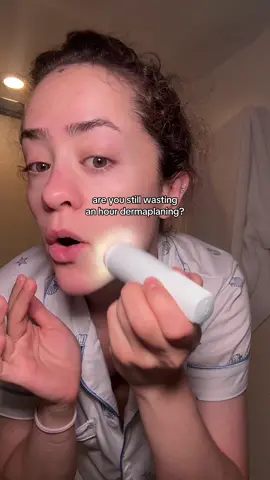 the philips nofuzz facial razor is my new go-to—so much faster than dermaplaning, makes my skincare sink in deeper, and my makeup go on smoother. #tiktokshop #philipsnofuzz #facialrazor #skincaretools #tiktokmademebuyit