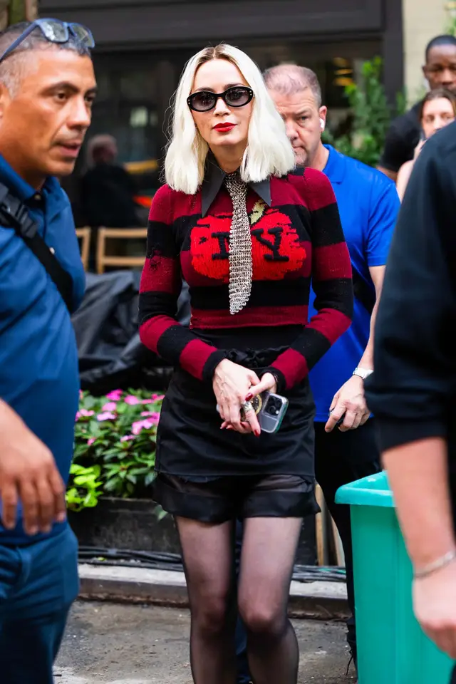 Emily Blunt and Anne Hathaway spotted on the set of ‘The Devil Wears Prada 2’ in New York City, with Blunt’s character debuting a bold new look 📸