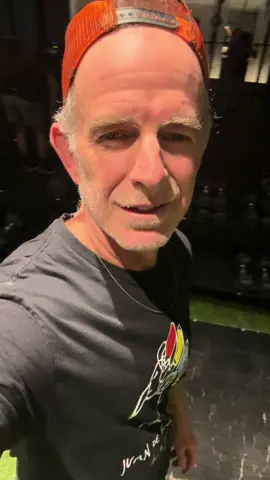 Amaneciendo en @El T3mplo, ejercicio, fitness y inspiración.  . Se los recomiendo y prueben los smoothies - @Nunziarojodelav @NA NUTRICION AVANZADA están buenísimos. !! . Gracias a mis amigos de @THE LATIN FITNESS por la invitación.  #juandelascurain #dreambigworld #Fitness #ejercicio #motivacion 