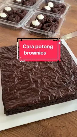 Cara senang saya potong brownies. ada tray cutter tapi memang tak guna 🤣 moga bermanfaat untuk korangss 🥰 #brownies  #kekmurah  #dungunterengganu #fypシ゚viral🖤tiktok☆♡🦋myvideo 