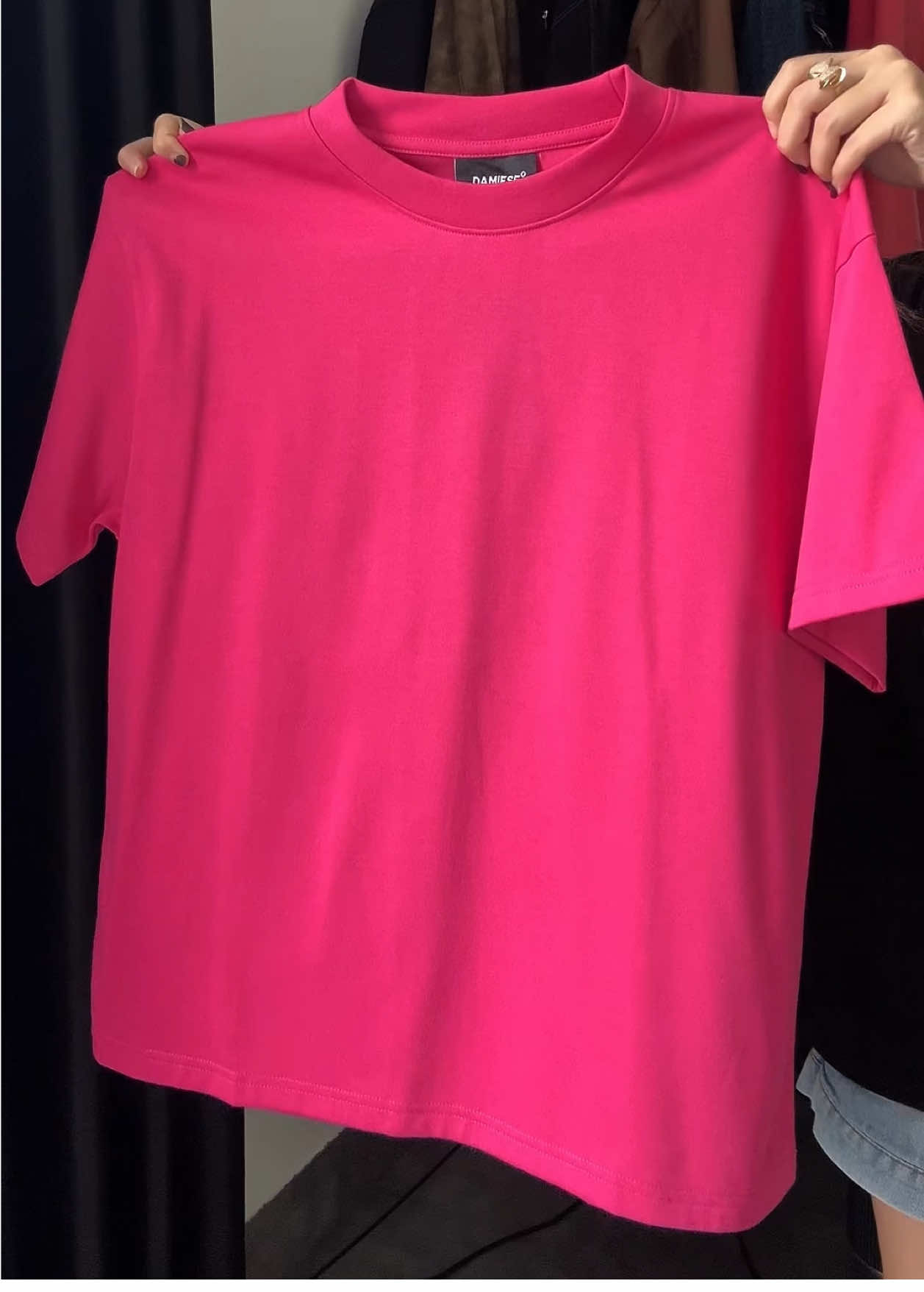 Áo thun trơn màu hồng lạ mà sanggggg hahaaa triển liền #localbrand #outfit #phoidoxinh #OOTD #outfitideas 