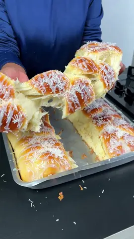 Hoje eu vou te ensinar a fazer esse pão trançado com cobertura de leite condensado com coco que fica maravilhoso 🤤😍 #receitas #reels #pao #video 