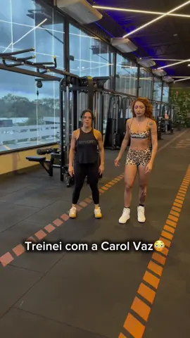 Sobrevivi ao treino dela 😳😳💪🏻💪🏻💪🏻  😂😂😂 @teamcarolvaz não tive como passar no Rio sem antes conhecer essa mulher maravilhosa né ?😍 aqui foi pressão 😍 e ainda usando o look da @supremadrop 💪🏻💪🏻💪🏻💪🏻💪🏻 quem quer treinar com elaaaa?😬 #fyp #treino #academia 