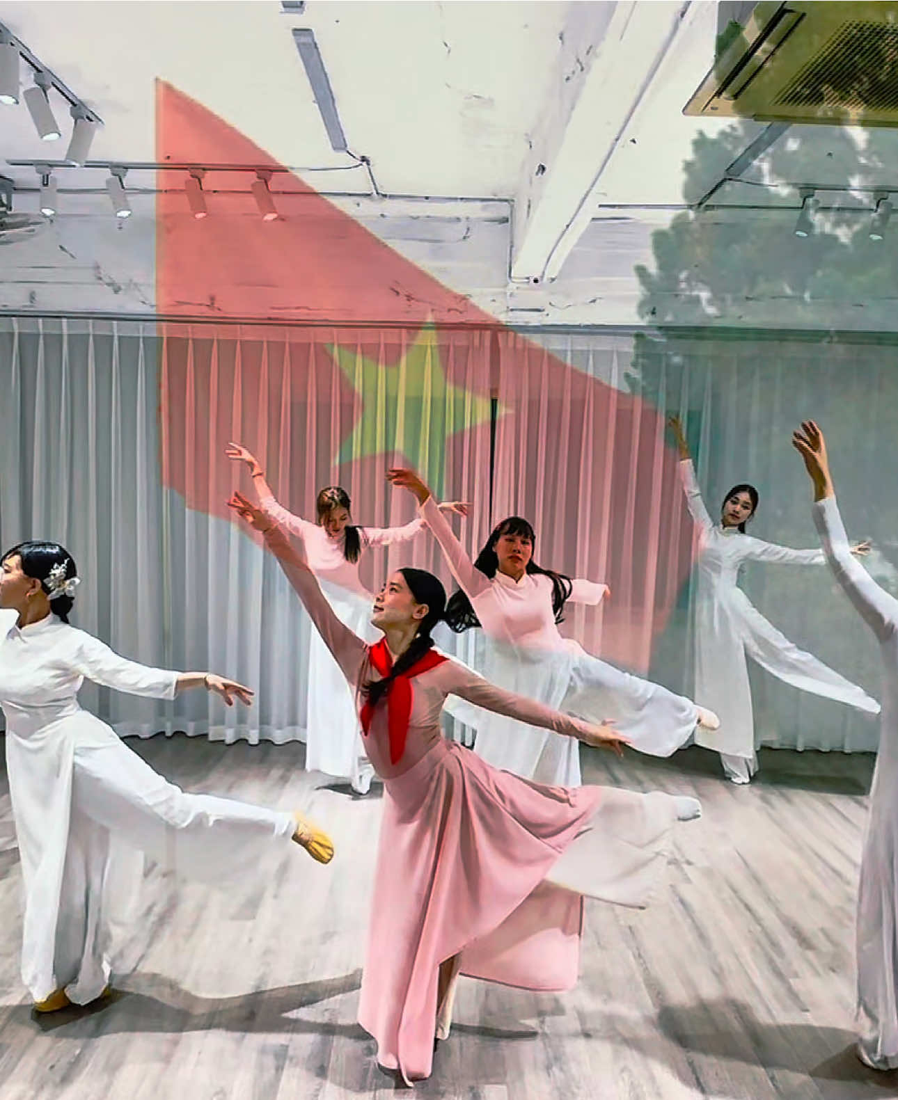 Bản Múa: Giữa Hoà Bình🕊️ (LyLy X Anh Tú) của các chị đẹp lớp em hnay🥰🥰. “𝑽𝒂̀ 𝒏𝒂𝒚 𝒅𝒂̂́𝒕 𝒏𝒖̛𝒐̛́𝒄 𝒚𝒆̂𝒏 𝒃𝒊̀𝒏𝒉 𝑽𝒂̀ 𝒕𝒊𝒆̂́𝒏𝒈 𝒑𝒉𝒂́𝒐 𝒉𝒐𝒂 𝒕𝒉𝒂𝒚 𝒕𝒊𝒆̂́𝒏𝒈 𝒔𝒖́𝒏𝒈 𝑩𝒂𝒐 𝒚𝒆̂𝒖 𝒕𝒉𝒖̛𝒐̛𝒏𝒈 𝒏𝒉𝒖𝒏𝒈 𝒏𝒉𝒐̛́ 𝒅𝒐𝒏𝒈 𝒅𝒂̂̀𝒚 𝑪𝒂́𝒊 𝒐̂𝒎 𝒅𝒐𝒂̀𝒏 𝒗𝒊𝒆̂𝒏 𝒈𝒊𝒖̛̃𝒂 𝒕𝒓𝒐̛̀𝒊 𝒕𝒖𝒏𝒈 𝒃𝒂𝒚🇻🇳” #giuahoabinh #kyniem80namquockhanh #QuockhanhVietNam #Lyly #AnhTuAtus 