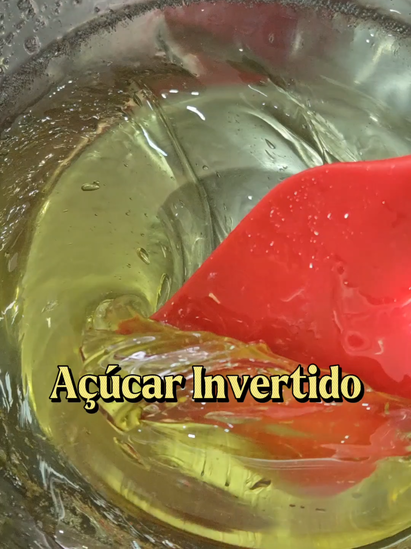 Açúcar Invertido ainda é pouco conhecido, mas ele é muito utilizado na confeitaria, porque ele aumenta a validade dos doces, e os deixa mais úmidos e gostosos. Por que isso acontece? O açúcar que a gente compra no supermercado, o refinado, tem nome de sacarose. A sacarose nada mais é que a junção das moléculas de glicose + frutose. Quando a gente aquece e coloca um ácido, ocorre a quebra dessa ligação, fazendo com que fique mais difícil a cristalização do açúcar do seu doce. Receita Açúcar Invertido: 350g açúcar refinado (sacarose); 150g água; 02g ácido citrico; 02g bicarbonato de sódio.  Misture numa panela o açúcar, a água, e o ácido. Aqueça até chegar na temperatura de 110 graus celcius. Num outro recipiente deixe esfriar a mistura até atingir 70 graus, e adicione o bicarbonato. Após ele espumar, aqueça levemente até sair a espuma, e guarde num pote hermético para você preparar os seus doces prediletos. 