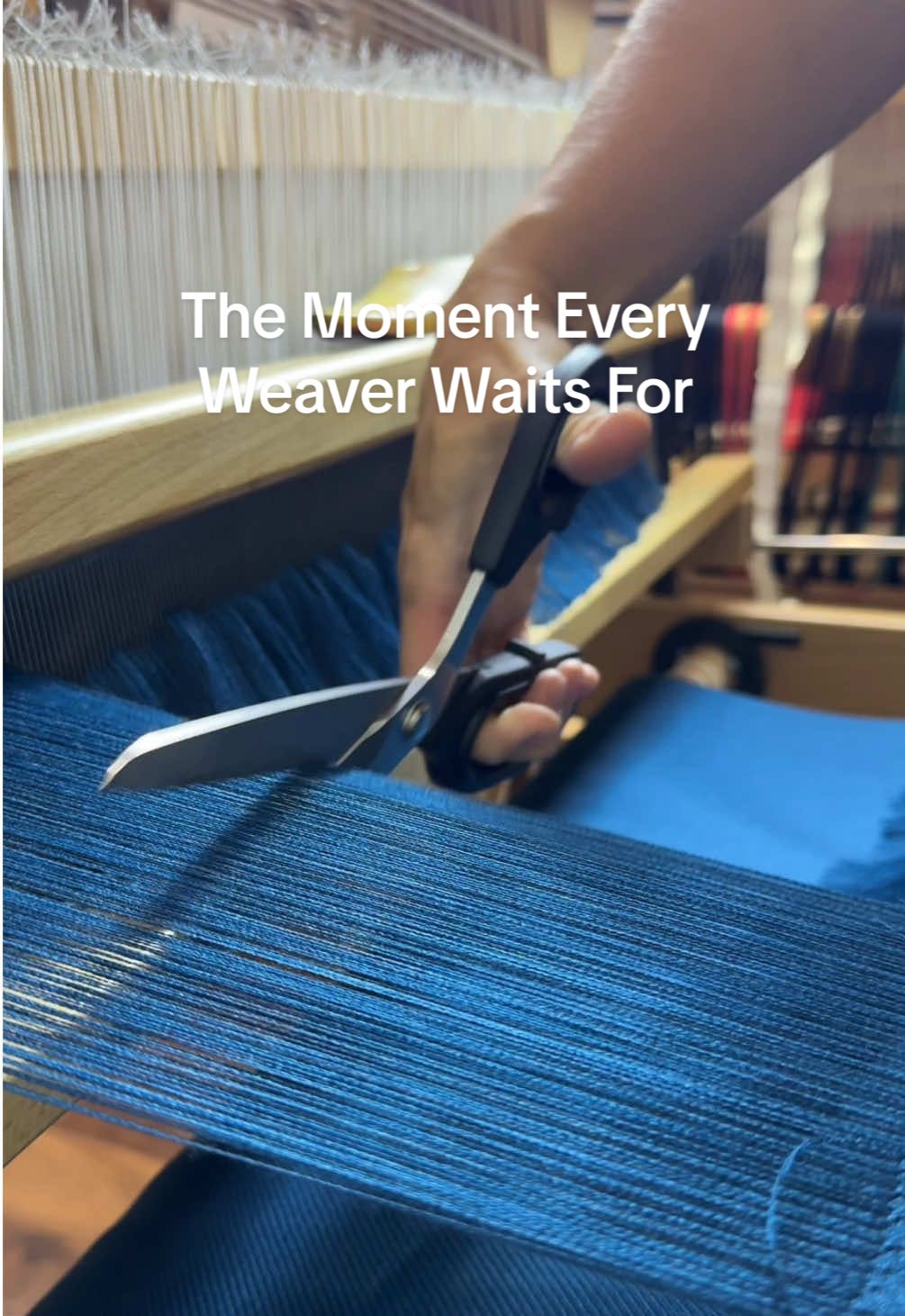 The last step… cutting the scarf free from the loom. Weeks of work, hundreds of threads, now ready to be worn and treasured. 🧵✨ #WeavingArt #Handwoven #LuxuryTextiles #FromYarnToArt #OneOfAKind