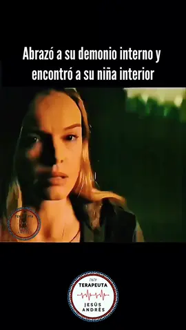 SÍGUEME - Abrazar a nuestros demonios internos nos ayuda a sanar a la niña interior porque, en esencia, esos “demonios” son las manifestaciones adultas de las heridas que esa niña sufrió y nunca pudo procesar. Te lo explico paso a paso: (Suscríbete y recibirás una atención de 30 minutos de cortesía) 1. Los demonios internos son heridas disfrazadas No son entidades reales, sino emociones intensas como miedo, rabia, culpa o vergüenza que nacieron en la infancia y crecieron con nosotros. 2. Lo que evitamos, nos persigue Cuando ignoramos o reprimimos ese dolor, se convierte en “sombra” y se manifiesta en nuestra vida como autocrítica, inseguridad o relaciones dañinas. 3. El abrazo como aceptación Abrazar significa dejar de huir, mirar de frente lo que sentimos y darle un lugar en nuestra historia. Esto rompe el ciclo de rechazo hacia partes de nosotros mismos. 4. El encuentro con la niña interior Al aceptar nuestro dolor, inevitablemente llegamos a la raíz: esa niña que vivió el momento original de la herida. Ahí podemos darle el amor, la protección y la validación que no recibió en su momento. 5. Sanación profunda Ese acto de comprensión y cuidado reconecta a nuestro yo adulto con nuestro yo niño, integrando lo que estaba roto y liberando la carga emocional que nos acompañaba. ESTE ES TU MOMENTO DE SANAR, ESCRÍBEME AL LINK DEL PERFIL Y PIDE TUS TERAPIAS  #amorpropio #niñainterior #sanarheridas #sanar 