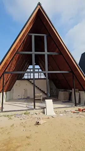 Um pouco dos detalhes do #chalé maior.  7 metros de largura, 8,80 de comprimento e 8 de altura.  Serão 2 quartos. #obra #fyp #steelhouse #cabin 