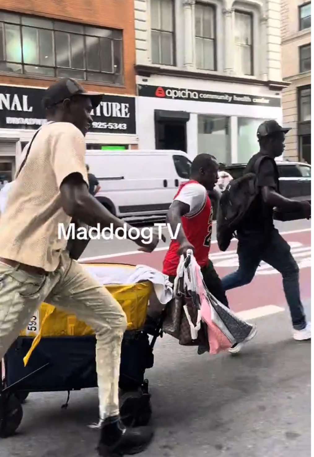 NYPD arrested men’s selling fake luxury handbags in Canal Street #canalstreet  #nypd #fyp #nyctiktok   