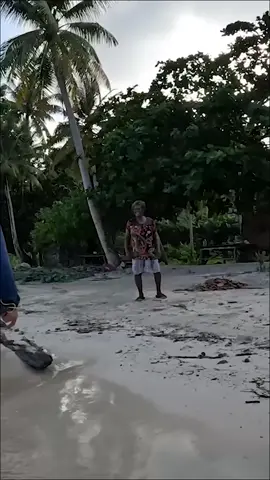 Troca de experiências incríveis com os locais em uma ilha isolada! 🌴✨ Confira os detalhes nos Cortes do @irmaoskatoosh e venha se aventurar com a gente!