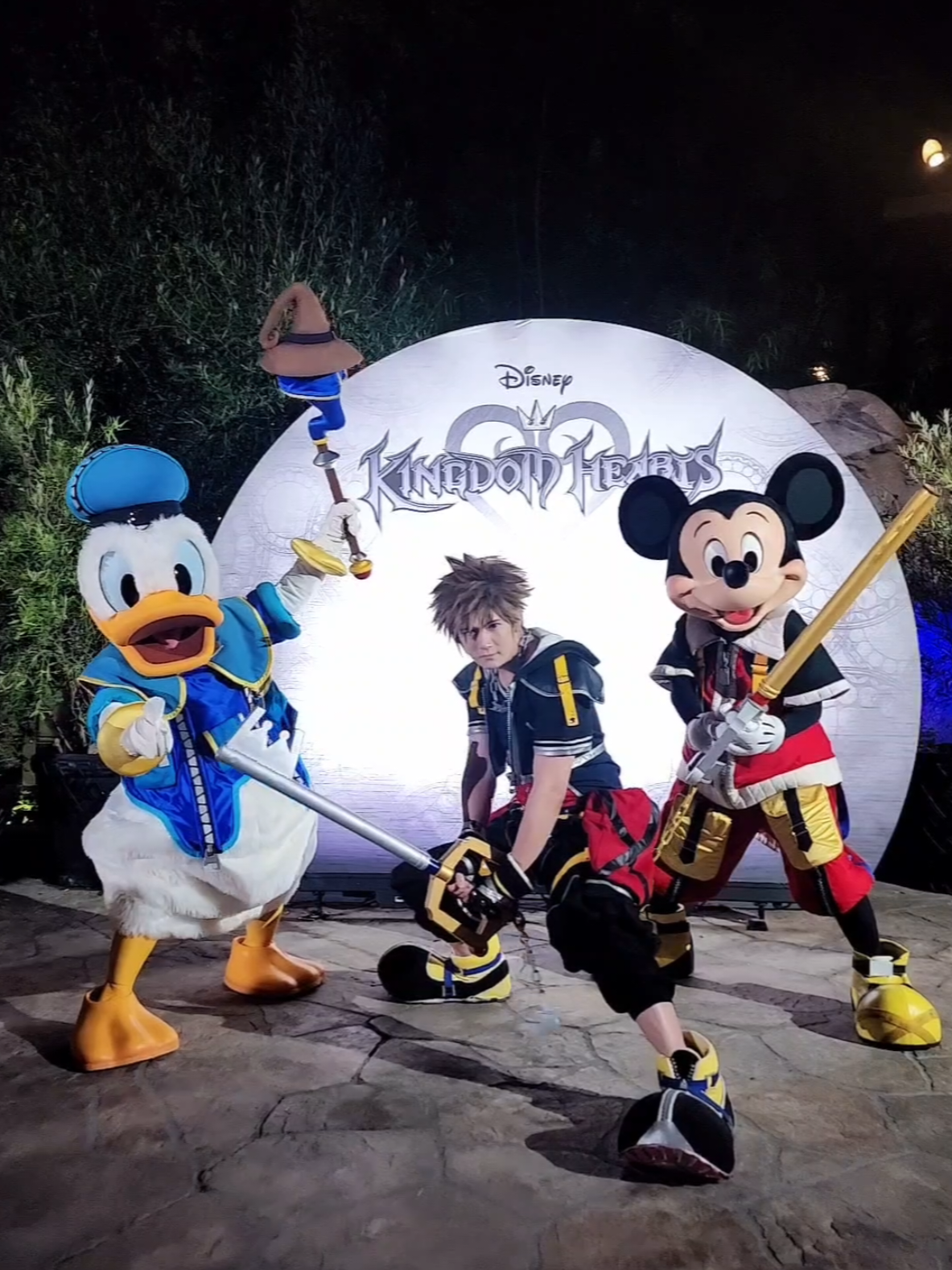 My friends are my power! I cosplayed Sora at Disney's cast event for Oogie Boogie Bash ☺️ #KingdomHearts #Sora #MickeyMouse #DonaldDuck #Goofy 