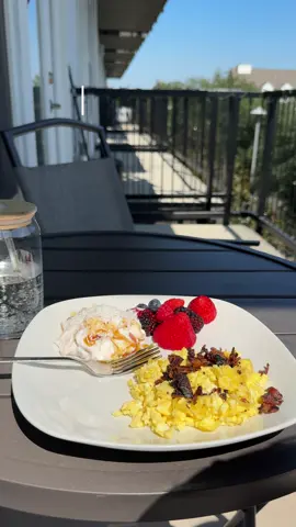 this has been my go to breakfast lately 🍳🍓 #spendthedaywithme #breakfast #Lifestyle #weightloss #creatorsearchinsights 
