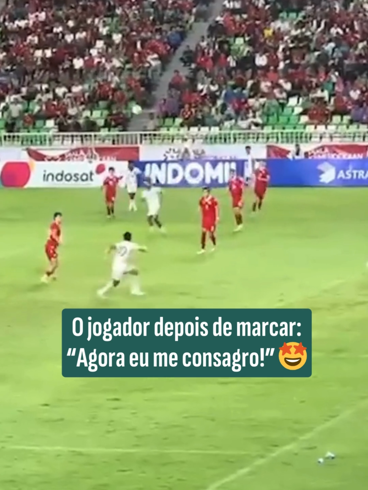Imagina marcar o gol e na hora de correr pra torcida ao invés de você parar na frente dela acaba caindo? 🤭 Pois é! Isso rolou num jogo do sub-20 da Indonésia e apesar do susto, o jogador ficou bem e ainda comemorou! O que vocês fariam no lugar? Iam fingir que nada aconteceu ou iam ficar paralisados de vergonha? 😂 🎥 Reprodução #UOLEsporte #Futebol
