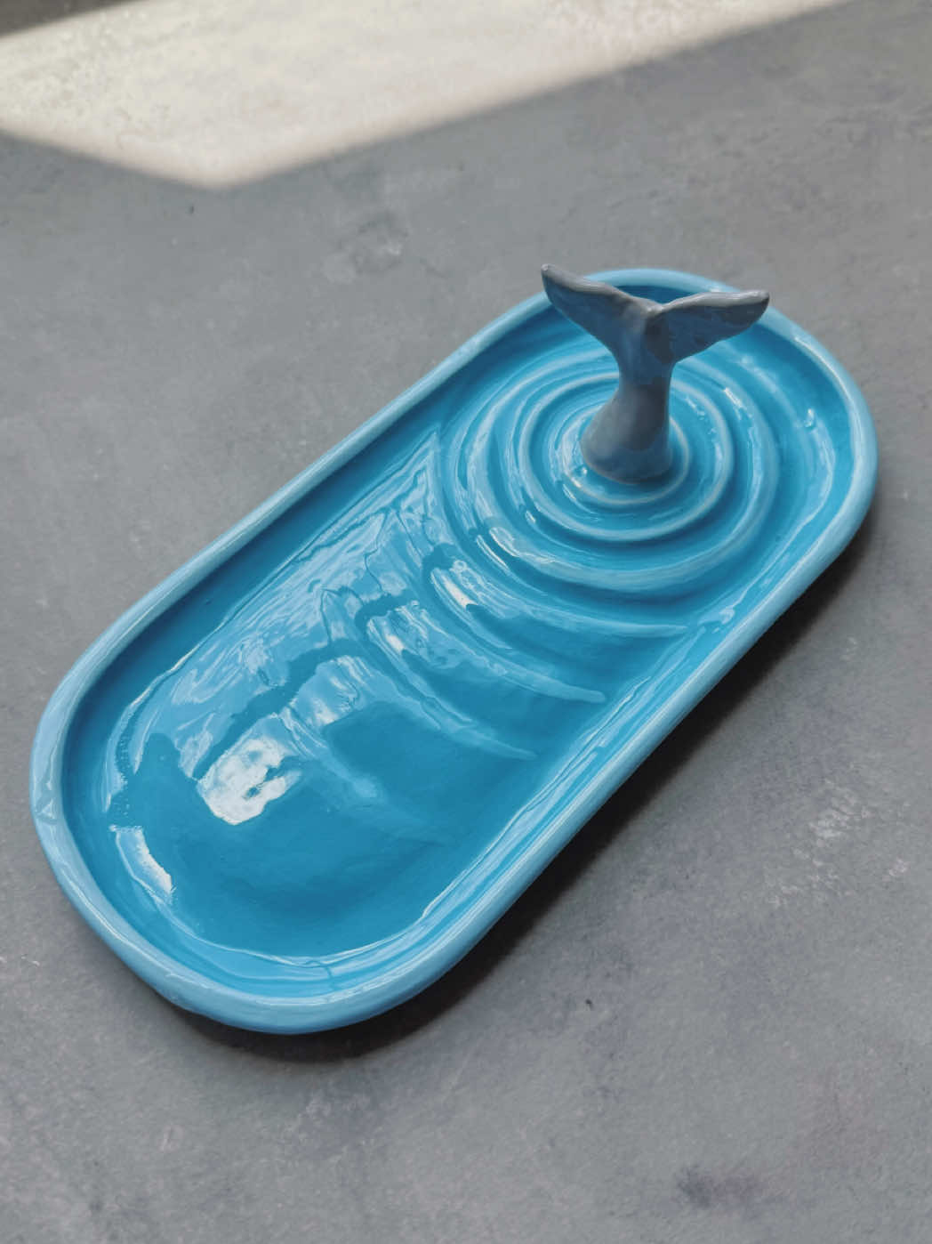 ~ ripple effect ~  the colors, the tail, the functionality 🤌🏼 so many ways to make this one unique - use a starfish, a shark fin, a boat, a bouy!!   #airdryclay #airdryclayideas #DIY #summercraft #trinketdish