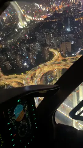 Đi ngắm cảnh đêm ở Thượng Hải mà đi bằng xe bus với ô tô là xưa rồi bạn nhé  #Bell429 #shanghai