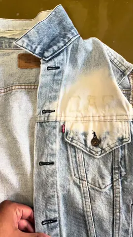 Retouche d’une veste en jean Levis, elle est hyper vintage. La Veste a plus de 40 ans ! Le client tenait à restaurer son vêtement, dites-moi si c’est réussi ! #levis #retouche 