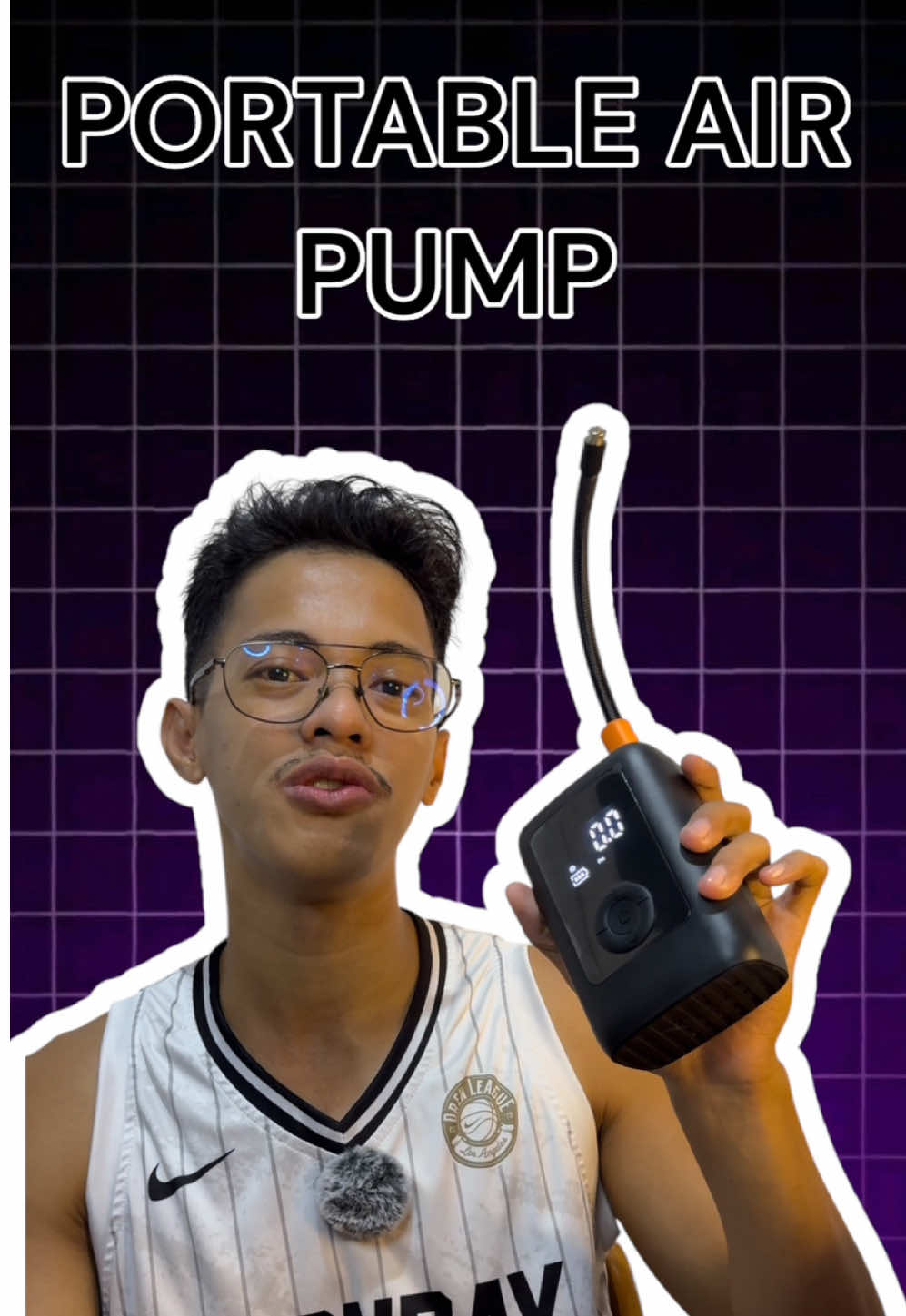 Pinasingaw ko yung bola para magamit ko yung PORTABLE AIR PUMP 😹. #portabletireinflator  #emergencyflashlight  #emergencypowerbank  #portableinflator  #tiktokviral 