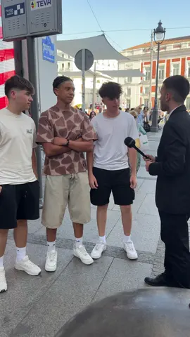 ¿Horas o minutos? 🤨 Salimos por Madrid a preguntar a los estudiantes cuánto tardaban en hacer sus trabajos ANTES y cuánto tardan AHORA con ChatGPT. Las respuestas son una locura. 🤯 ¿Y tú, de qué equipo eres? ¿El de la biblioteca hasta las mil o el de 