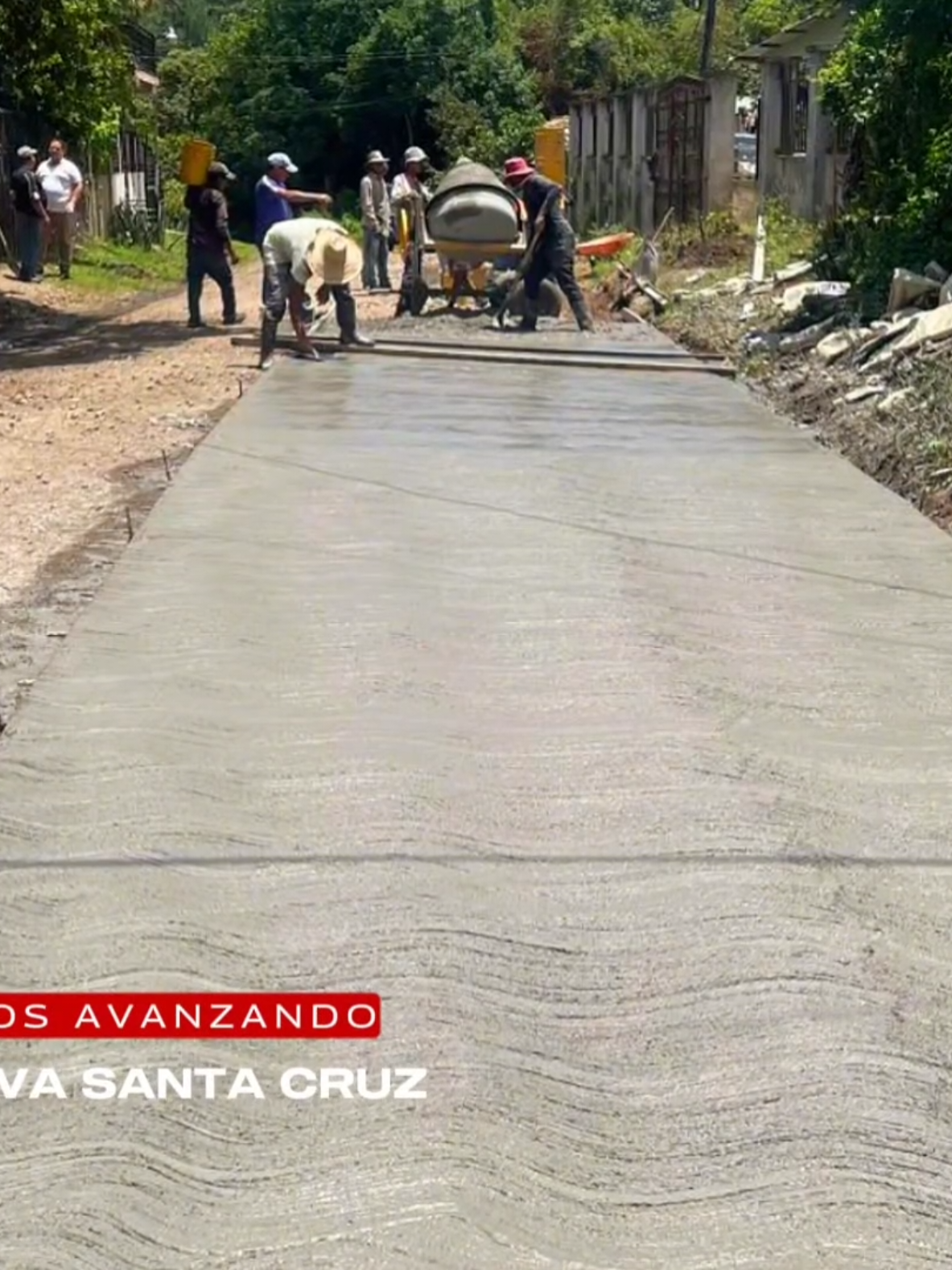 ¡Los sueños se están haciendo realidad! 💫 Avanza el proyecto de pavimentación en la calle principal de Los Caminos, Santa Cruz de Yojoa 🛣, gracias a la Alcaldía Municipal 🙌, al esfuerzo del patronato y al amor de los vecinos por su comunidad. 🚩✨ #LoBuenoSigue #lanuevasantacruzesunarealidad #MarlonPinedaAlcalde #serviciosbasicosparatodos #libertadyrefundacion 
