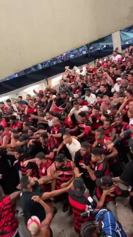 Descida da Torcida Jovem Fla após o jogo Flamengo e Caloteiros do Sul.   #flamengo #riodejaneiro #maracana #TJF