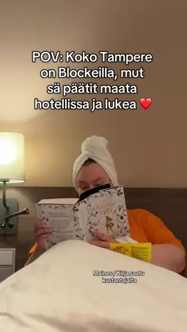 Luojan kiitos ei tartte olla tamppaamassa festareilla vaan voin nauttia kirjasta omassa rauhassa 🤩❤️ Työmatkojen parhautta!  Mainos / Kirja saatu kustantajalta arvostelukappaleena @Kirjakustantamo Gummerus 📚💛  #blockfest #BookTok #kirjatok #bloodofhercules #booksbooksbooks 