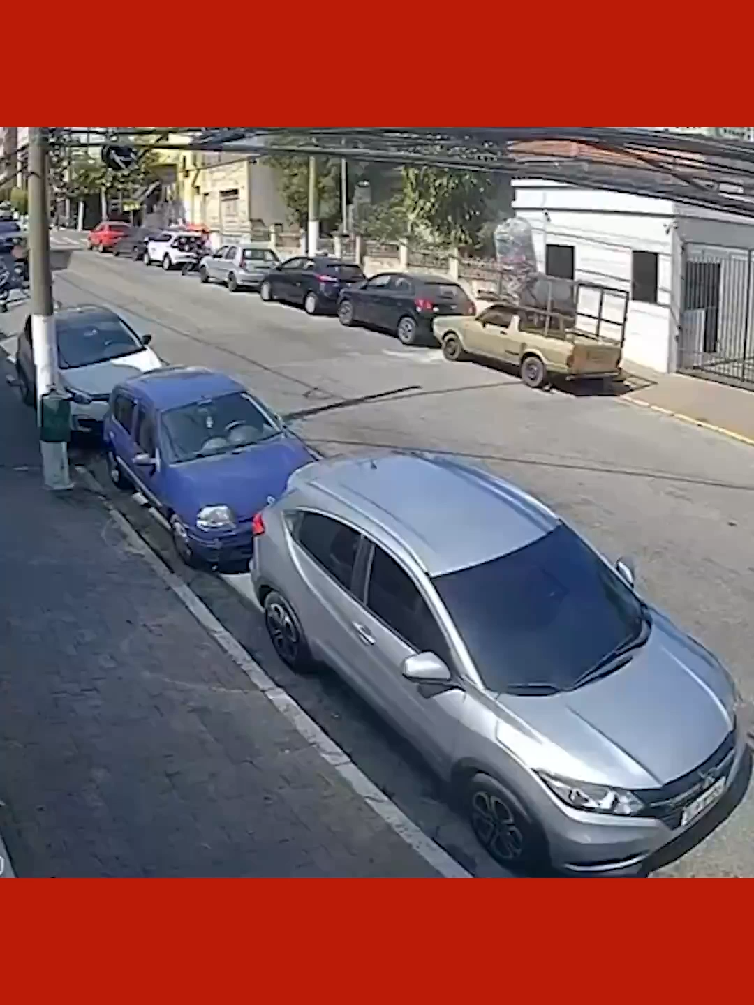 O motorista de uma caminhonete perdeu o controle da direção e atingiu 10 carros no Tucuruvi, Zona Norte de São Paulo. O acidente aconteceu na quinta-feira, 14 de agosto. O motorista foi o único ferido, ele ficou preso nas ferragens, foi socorrido e levado ao hospital. O estado de saúde dele não foi divulgado. Imagens: reprodução #Brasil #SãoPaulo #Tucuruvi