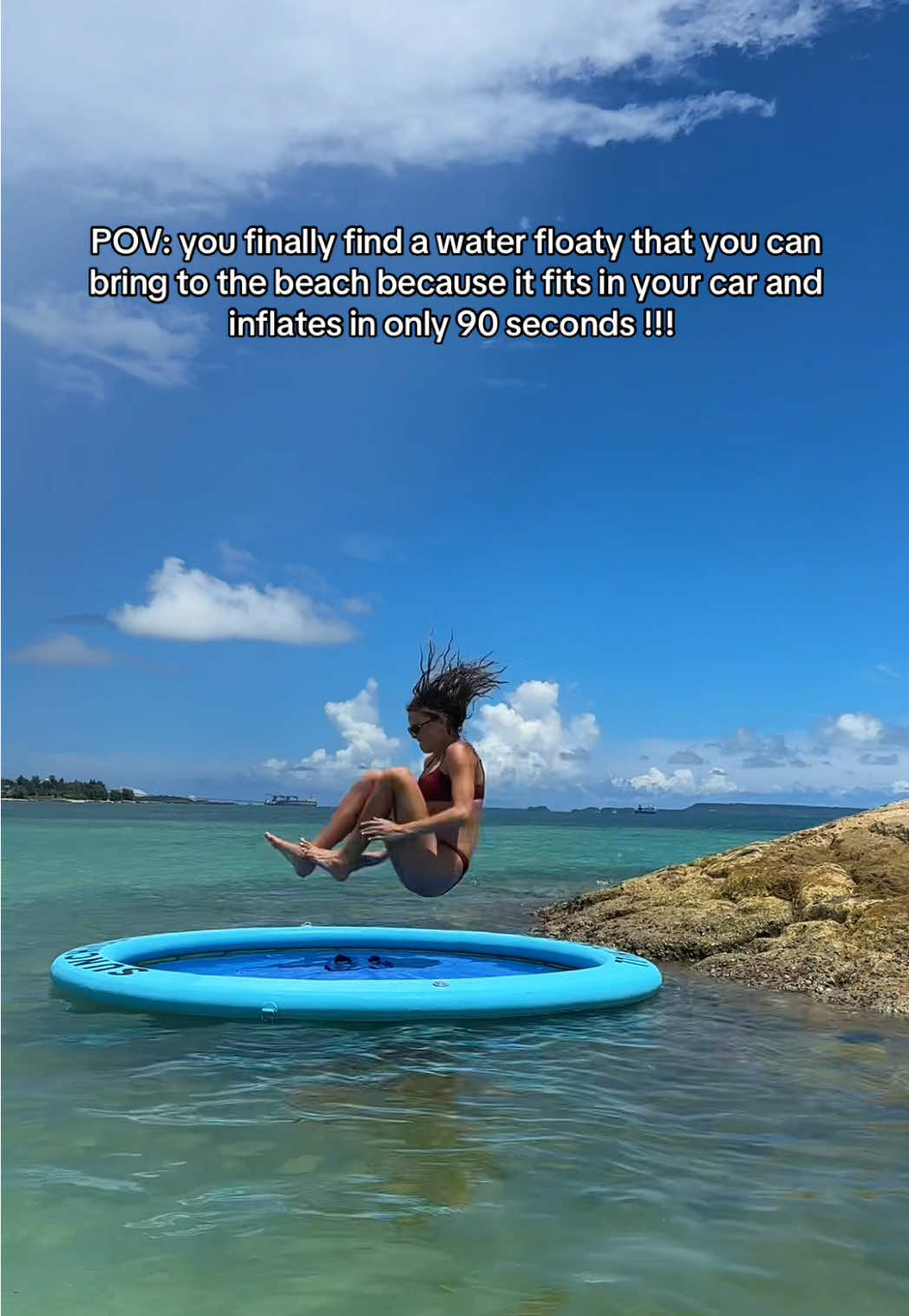 Most people don’t know that the Sunchill comes in a compact carrying bag that fits in any car. It inflates in less than 90 seconds and deflates in just 45, with a manual pump that includes a deflate feature. Why settle for sitting on hot sand when you can relax and float on your own Sunchill!!!! 😎😎😎 📷: @beckylee 🌺  #sunchill #floaty #beachlife 