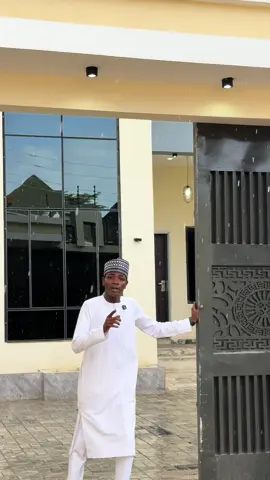 Fully Detached House going for only 220,000,000(negotiable) Location📍 Sabuwar abuja behind Nysa secretariat   Janbulo kano 6 Bedroom  2Living Room 1 Kitchen  1 maids room with toilet  1 Gaurds room and toilet  1 Gen Room 5 Car garage 