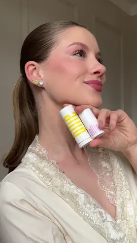 Fiz uma make só com protetor solar e ele ainda cobriu todas as minhas manchinhas ☀️ Usei o Bastão com cor no tom 20 com FPS 95 e o Bastão 3 em 1 na cor Rosa Malva com FPS 95 da @Ollie pele linda, com cor, proteção e praticidade. Ah, e usando meu cupom LEANDRA fica ainda melhor 💛 Pub*  #Ollie #FPS95 #protetorsolarcomcor #makeprática