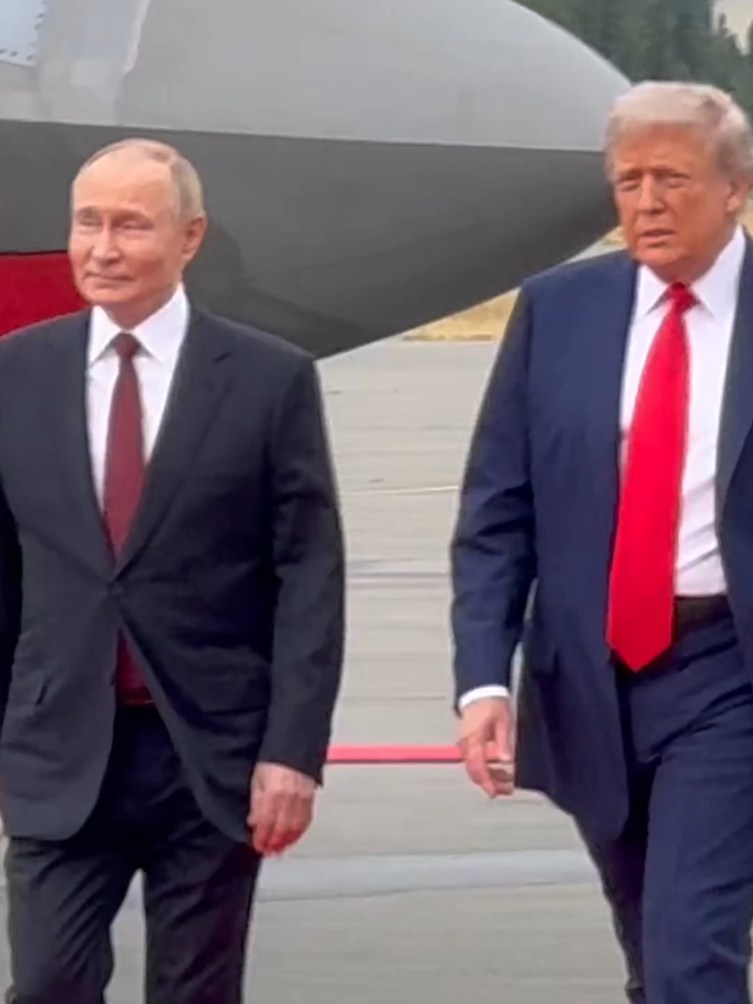 El bombardero B-2 y cuatro cazas F-35 vuelan sobre Putin y Trump en el momento de su encuentro en la base aérea Elmendorf-Richardson. #Latinus #InformaciónParaTi