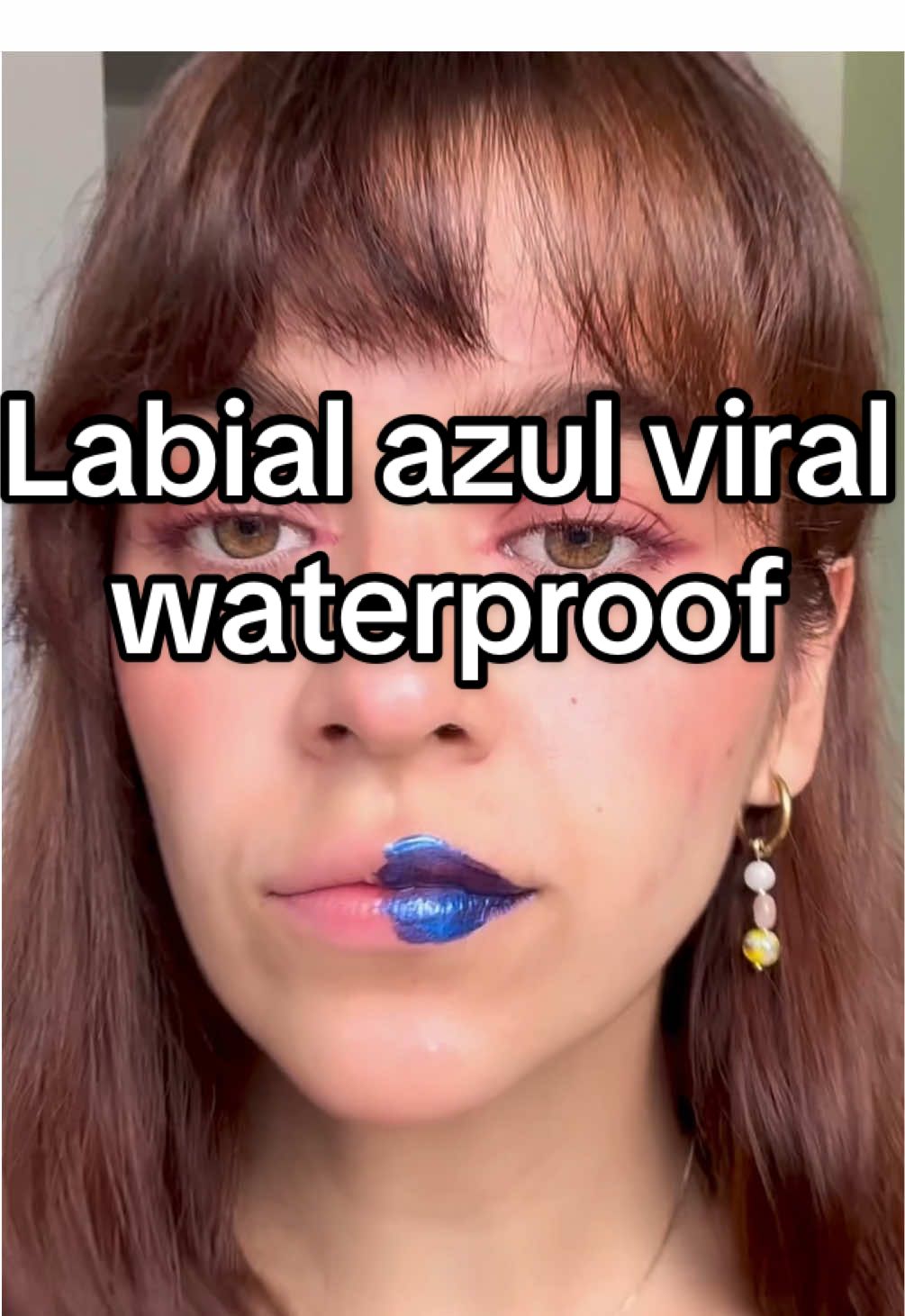 ¿Te pondrías un labial azul? 👀 #labialviral #labialazul #probandoproductos #probandomaquillaje #labialmagico 