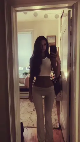 😝🤏🏼 #pilates #iheartcandiceswanepoel #brunette #bodytea #fyp 