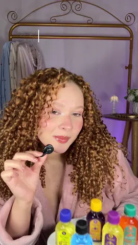 Pra ter cabelo nutrido, brilhoso e babadeiro, você precisa sim usar óleo, Lolete! 💅✨ E ó… recomendamos aplicar até 2x por dia, sem medo de ser feliz! Cada óleo da Lola tem uma missão diferente no seu fio, e nesse vídeo, a nossa Lolete Nivea conta quais são os seus Top 5 Óleos Lola e como ela usa cada um. Ela já revelou o favorito dela… mas e você, lolete? Qual é o óleo que não sai da sua prateleira de jeito nenhum? 💛💇‍♀️ #LolaFromRio #Top5ÓleosLola #CabeloBabadeiro