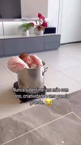 O que uma mãe não faz pra ter um descanso 😂😂😂