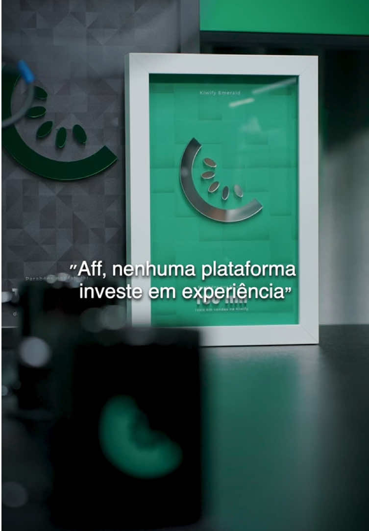 Plataforma que não investe em experiência? Pena que não é nosso caso 😂 Proporcionar as melhores experiências para nossos clientes tá no DNA Kiwify 🥝