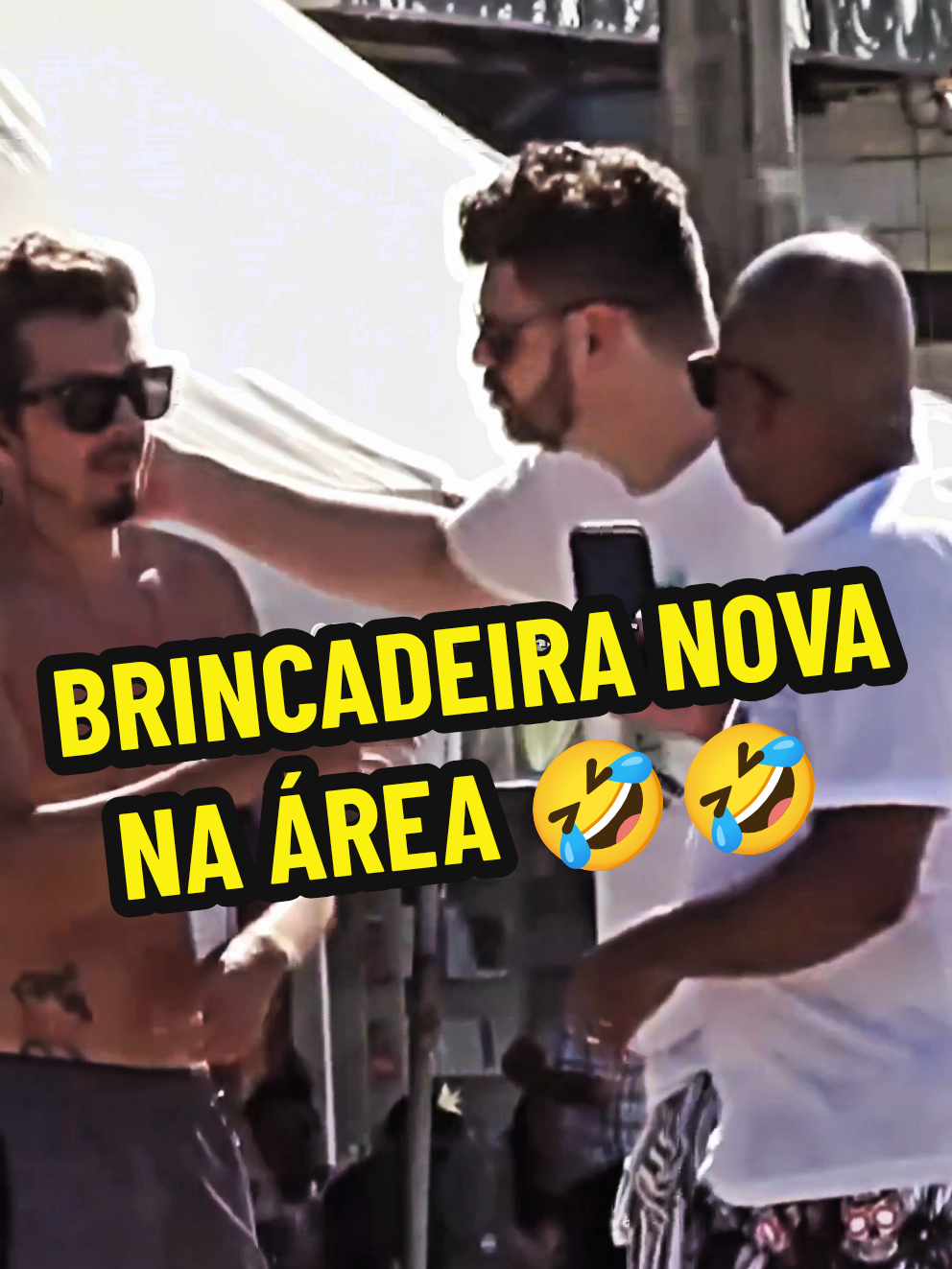 BRINCADEIRA NOVA NA ÁREA 🤣🤣 #toninhotornadooficial #toninhotornado #toninho #pegadinha 