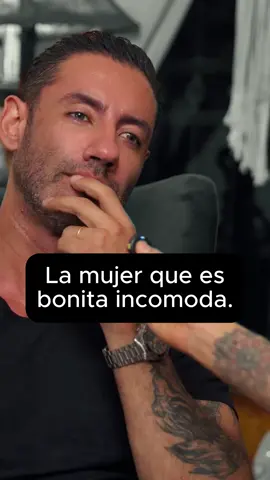 La mujer que es bonita incómoda. #Frases #motivación #personal #honestidad #hombresdevalor   @Daniel Dueñas 