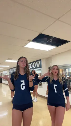 last media day!!! #mediaday #volleyball #seniorszn @desi 