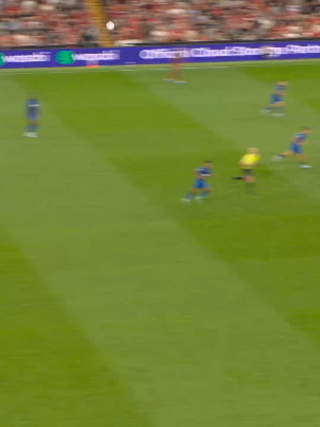 Fede with a huge moment in front of the Kop 🇮🇹🔴 #Chiesa #PremierLeague #LiverpoolFC