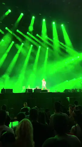Grazie al pubblico del @redvalleyfestival per la figura di m*rda fatta con Tommy Cash. Tutti fermi (e purtroppo ho sentito anche dei fischi). Volevate il pagliaccetto che vi cantasse solo Espresso macchiato? Zero rispetto verso un artista internazionale. La persona che canta e urla sono io: mi hanno tutti guardata male e derisa mentre ballavo perché ero “gasata” nel vedere uno dei miei artisti preferiti.  Il video dura poco perché era una delle mie canzoni preferite e non volevo rovinarmi ulteriormente il momento. #redvalley #tommycash #polemica #sardegna 