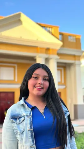 📽️ ¿Conoces la historia del Teatro Sogamoso? 🎭 En 1920, soñaron con un teatro inspirado en el majestuoso Teatro Colón de Bogotá. Con una fachada imponente y acústica perfecta, el Teatro Sogamoso abrió en 1929 y se convirtió en el corazón cultural de la ciudad: obras de teatro, cine, conciertos y hasta debates políticos con figuras como Lleras Restrepo y Turbay Ayala. Pero en 1940, una tragedia lo marcó para siempre: un incendio durante un matiné cobró la vida de más de 20 niños, dejando una herida imborrable en la ciudad.   Sin embargo, como símbolo de resiliencia, renació en 1941 y hoy, declarado monumento nacional, sigue en pie, guardando historias de arte, memoria y superación. 💔✨   📍 ¿Lo has visitado? ¡Cuéntanos qué te inspira este lugar!⬇️   #TeatroSogamoso #CulturaBoyacense #HistoriaQueConmueve #PatrimonioColombiano